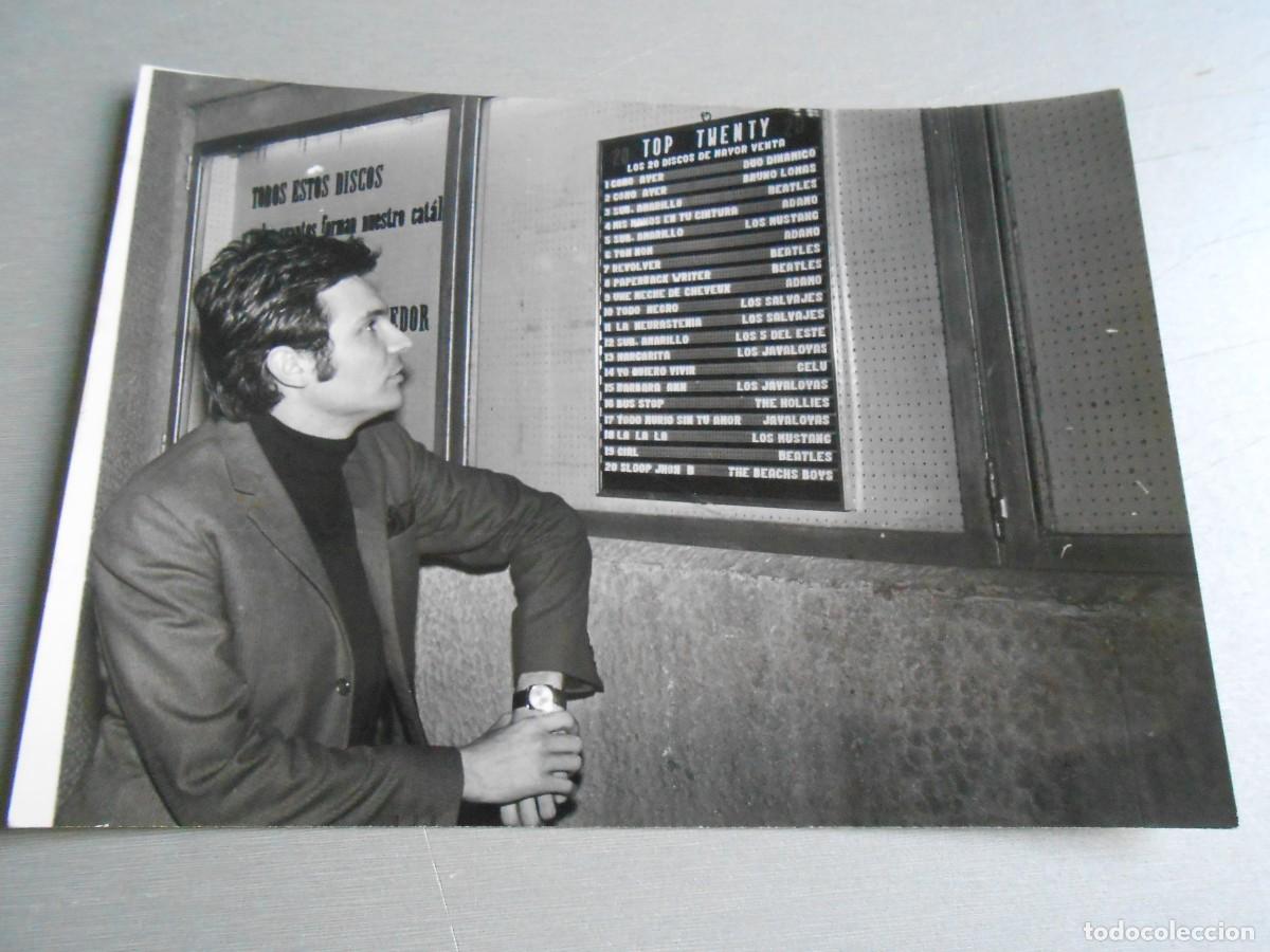 Fotos de Cantantes: FOTO de - BRUNO LOMAS (mirando los 20 discos de mayor venta) - de 18 x 13 cms