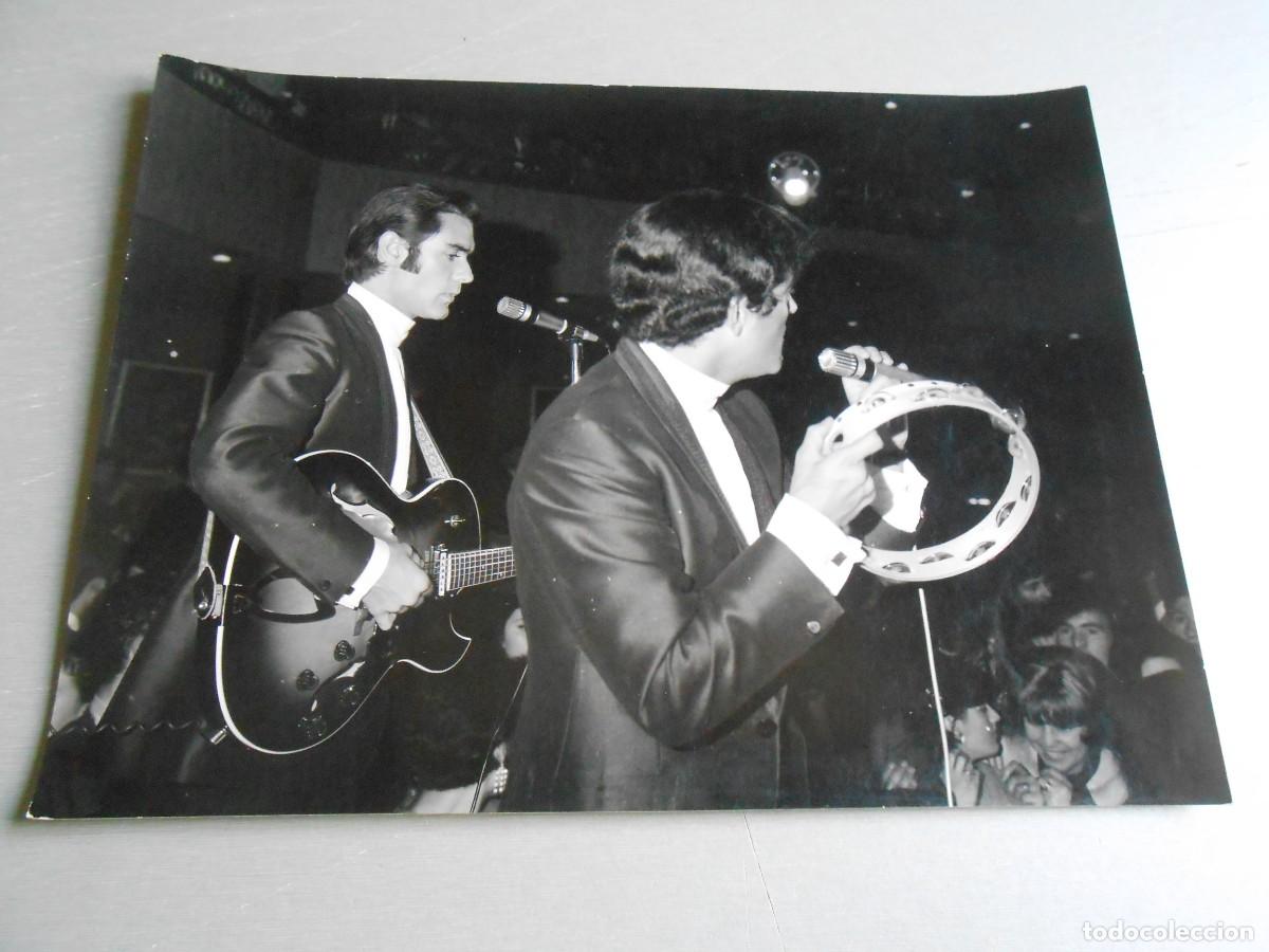 Fotos de Cantantes: FOTO de - DUO DINAMICO - de 24 x 18 cms -