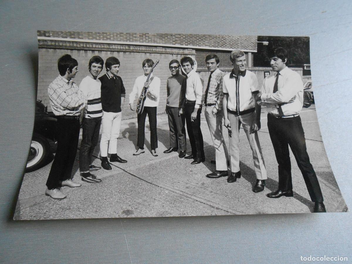 Fotos de Cantantes: FOTO de - LOS BRAVOS con The SMALL FACES - de 17,5 x 11,5 cms -