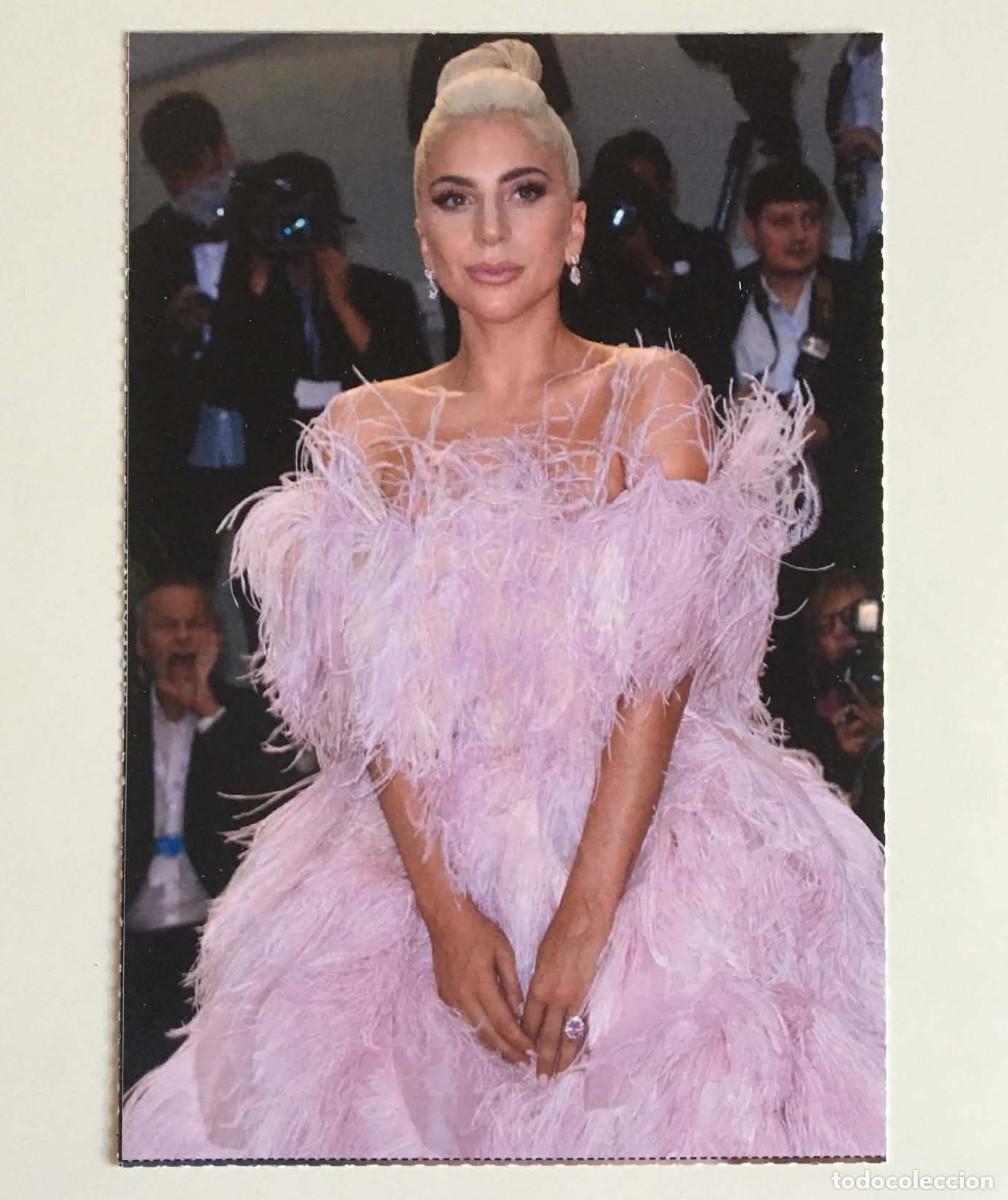 Fotos de Cantantes: Lady Gaga Valentino Feather Dress 2018 Postcard YouStar Magazine France Music