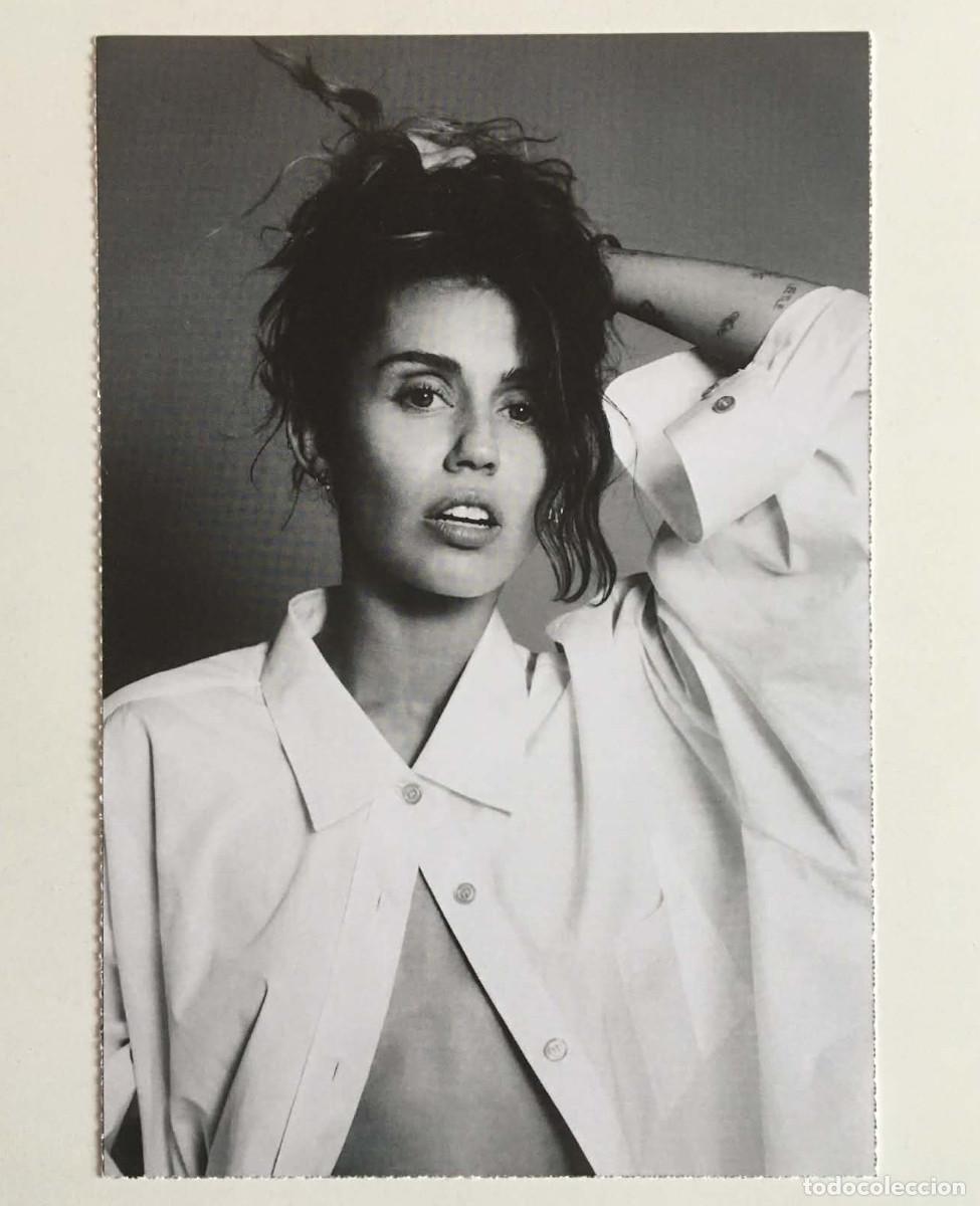 Fotos de Cantantes: Miley Cyrus Used to Be Young Black & White Collectible Card Dream'up Magazine France Music 2024