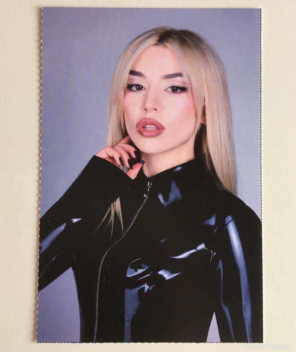 Photos de Chanteurs et Chanteuses: Ava Max Close-Up Latex Jacket Collectible Postcard YouStar Magazine France Music