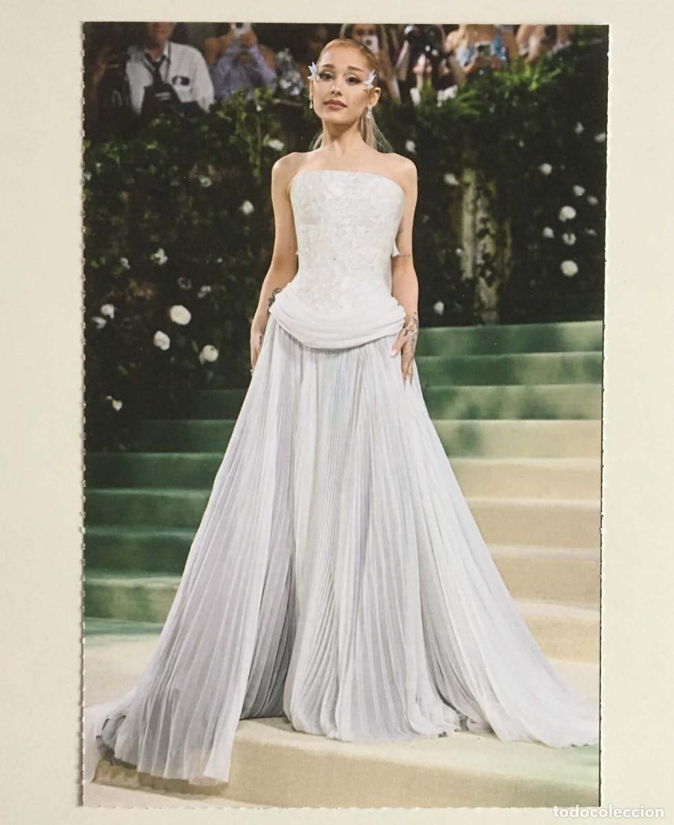 Fotos de Cantantes: Ariana Grande Met Gala 2024 Collectible Postcard StarLight Magazine France Music
