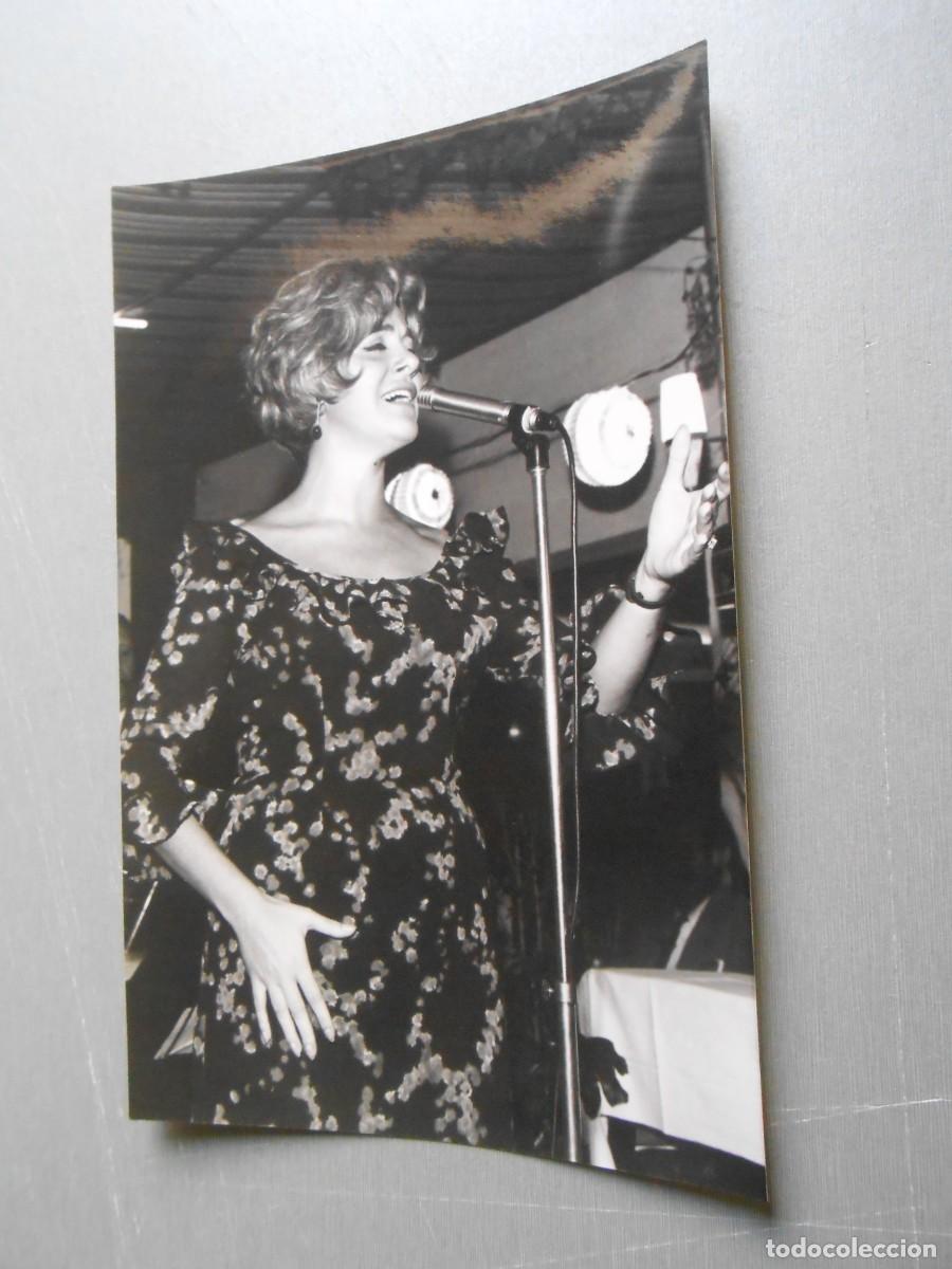 Fotos de Cantantes: FOTO de - ADRIANGELA - de 12 x 18 cms -