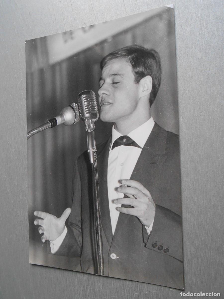 Photos de Chanteurs et Chanteuses: FOTO de - JOSE RIOS - de 12 x 18 cms.