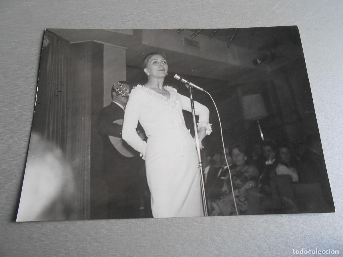 Photos de Chanteurs et Chanteuses: FOTO de - MARIA DOLORES PRADERA - de 18 x 13 cms.