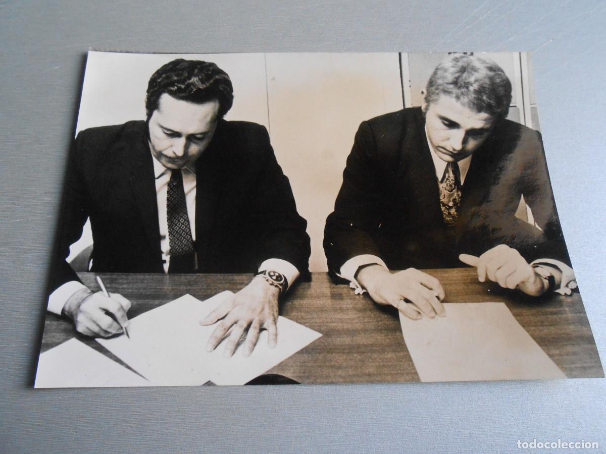 Fotos de Cantantes: FOTO de - JAIME MOREY con el Sr. GIL BELTRAN director de RCA - de 18 x 13 cms.