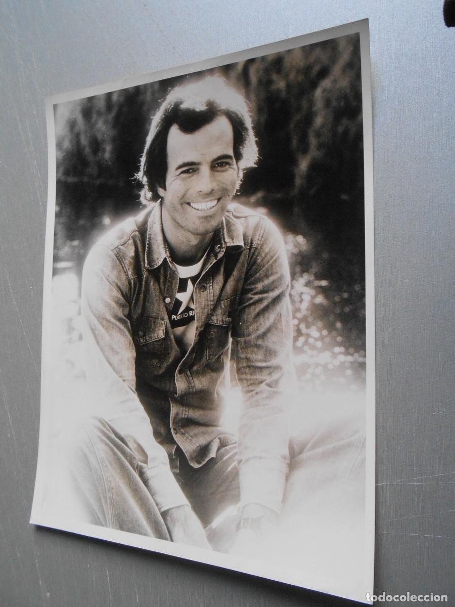 Fotos de Cantantes: FOTO de - JULIO IGLESIAS - de 18 x 24 cms.