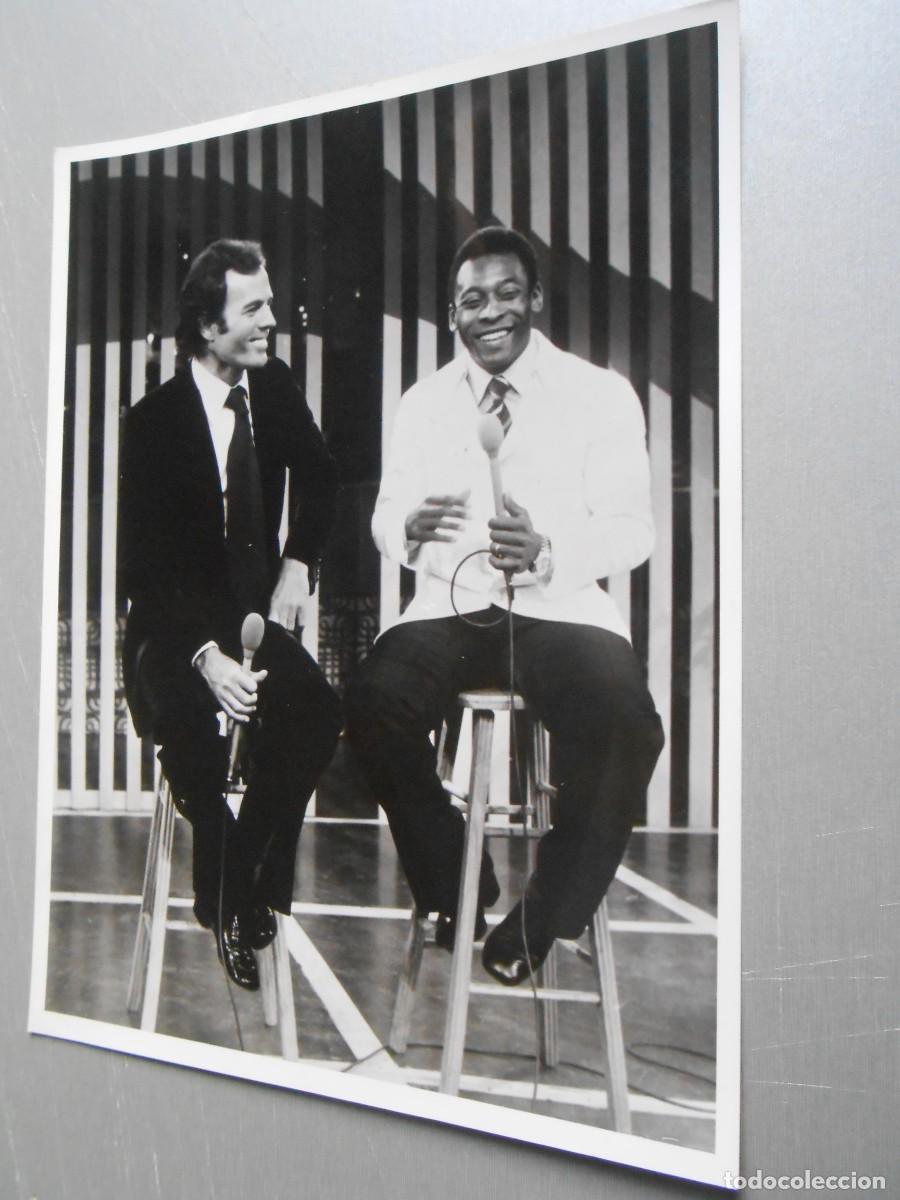 Fotos de Cantantes: FOTO de - JULIO IGLESIAS con PELE - de 18 x 24 cms.