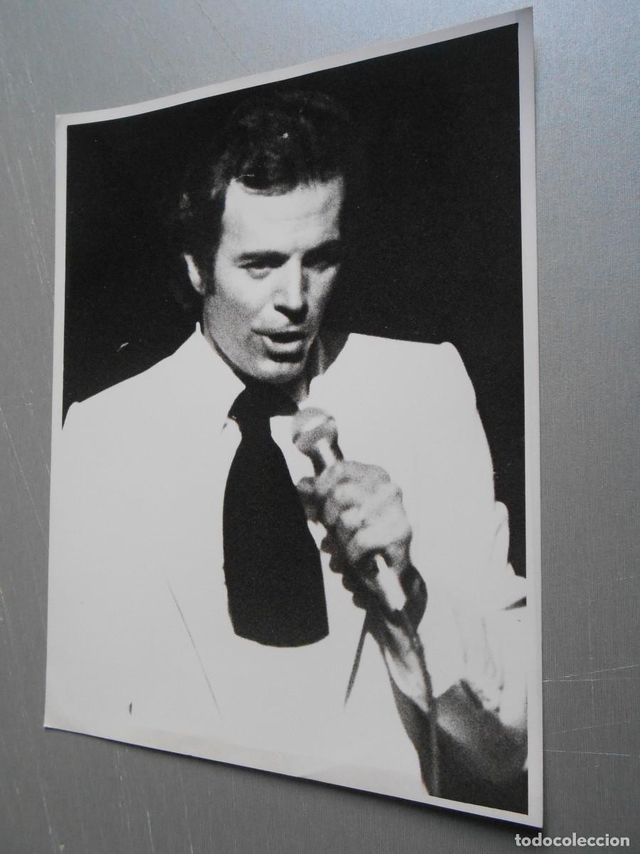 Fotos de Cantantes: FOTO de - JULIO IGLESIAS - de 18 x 24 cms.