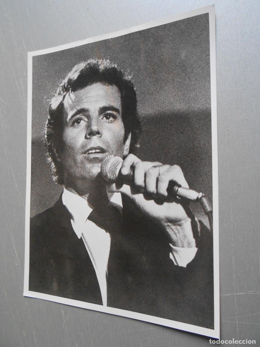 Fotos de Cantantes: FOTO de - JULIO IGLESIAS - de 18 x 24 cms.