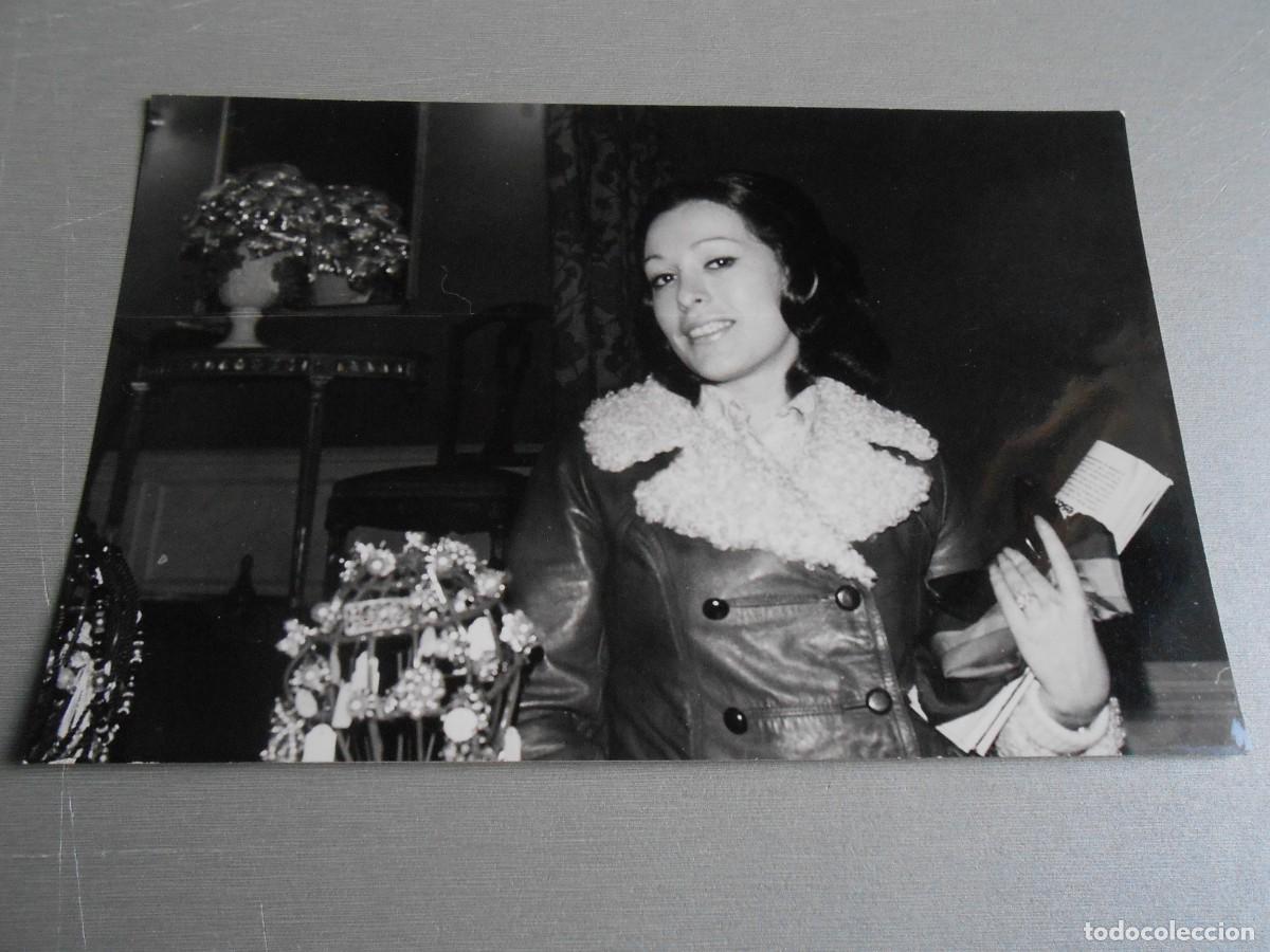 Fotos de Cantantes: FOTO de - MASSIEL - de 18 x 12 cms.