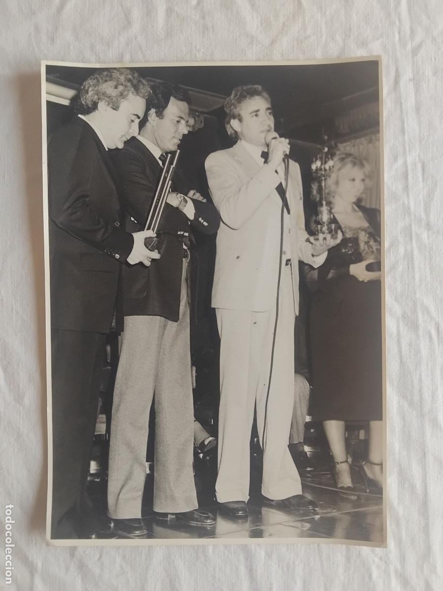 Fotos de Cantantes: FOTOGRAFIA DE LUIS DEL OLMO Y JULIO IGLESIAS. 17 X 24 CM.