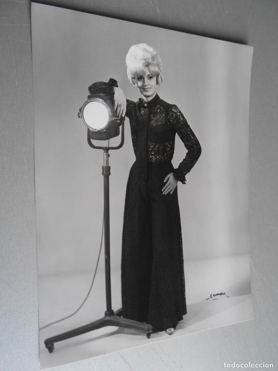 Fotos de Cantantes: FOTO de - MARIA DOLORES - de 17,5 x 23,5 cms.