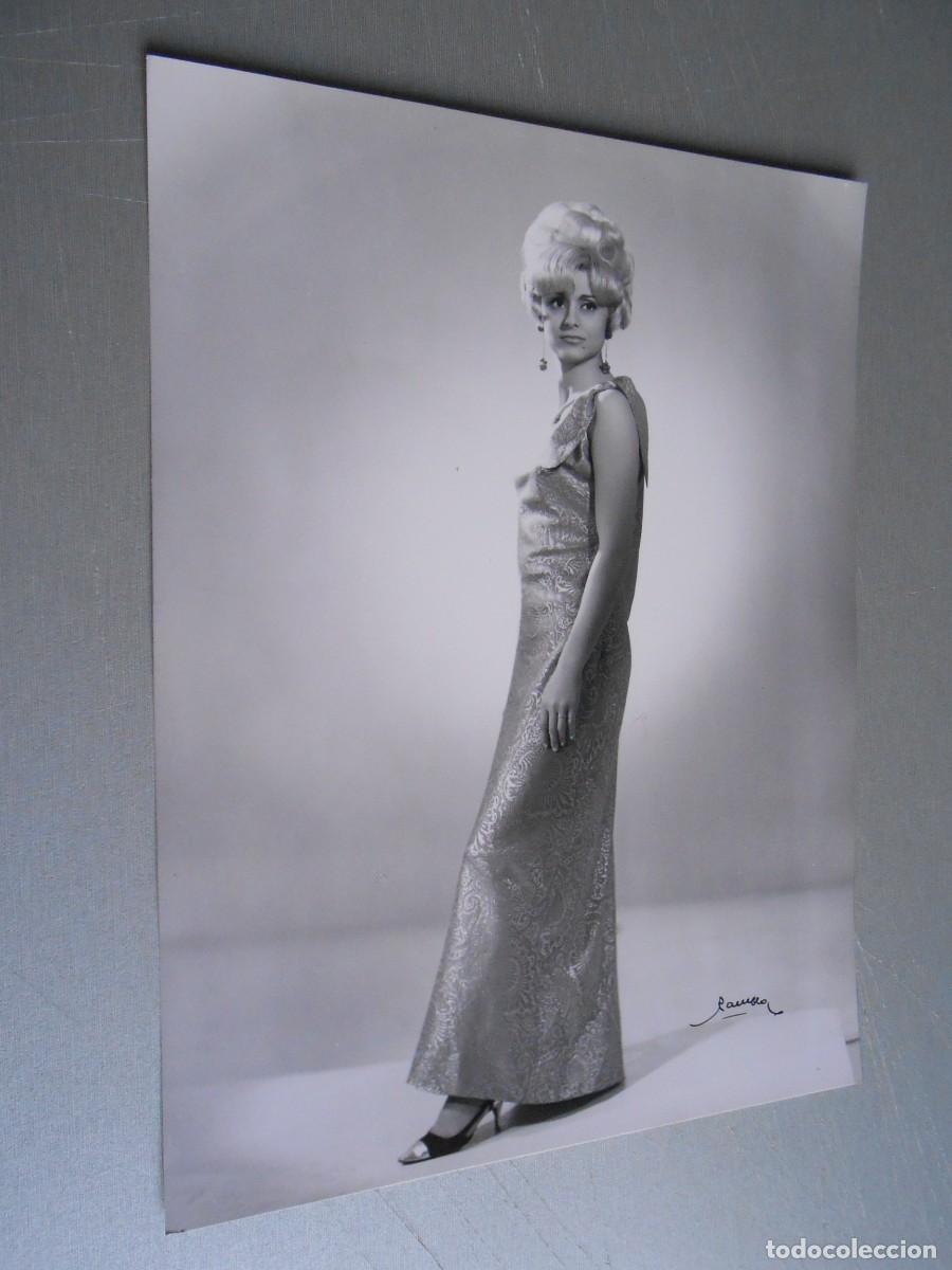 Fotos de cantantes: FOTO de - MARIA DOLORES - de 17,5 x 23,5 cms.