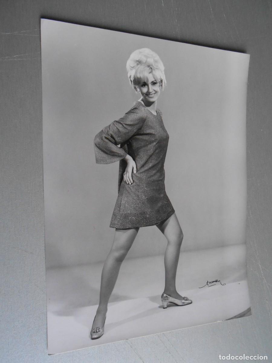 Photos de Chanteurs et Chanteuses: FOTO de - MARIA DOLORES - de 17,5 x 23,5 cms.