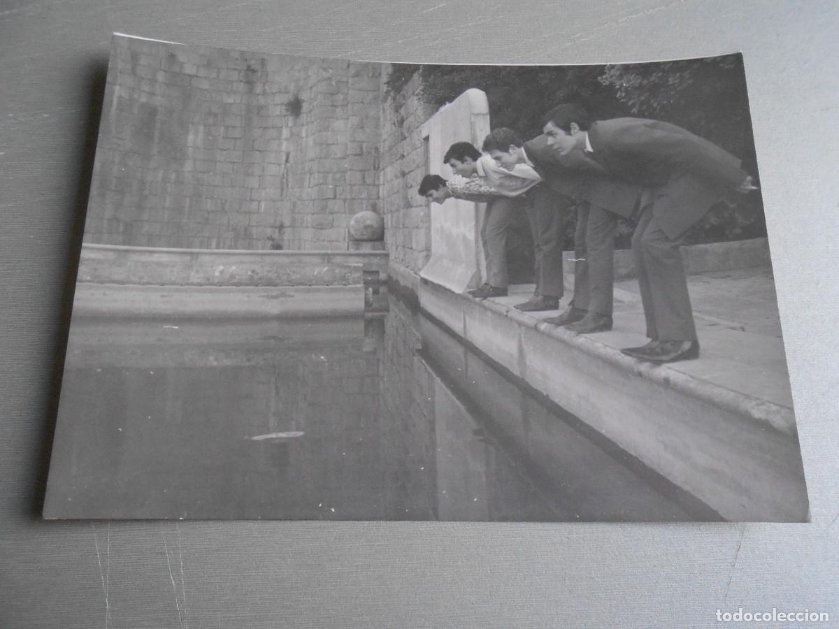 Photos de Chanteurs et Chanteuses: FOTO de - GRUPO 67 - de 17,5 x 13 cms.