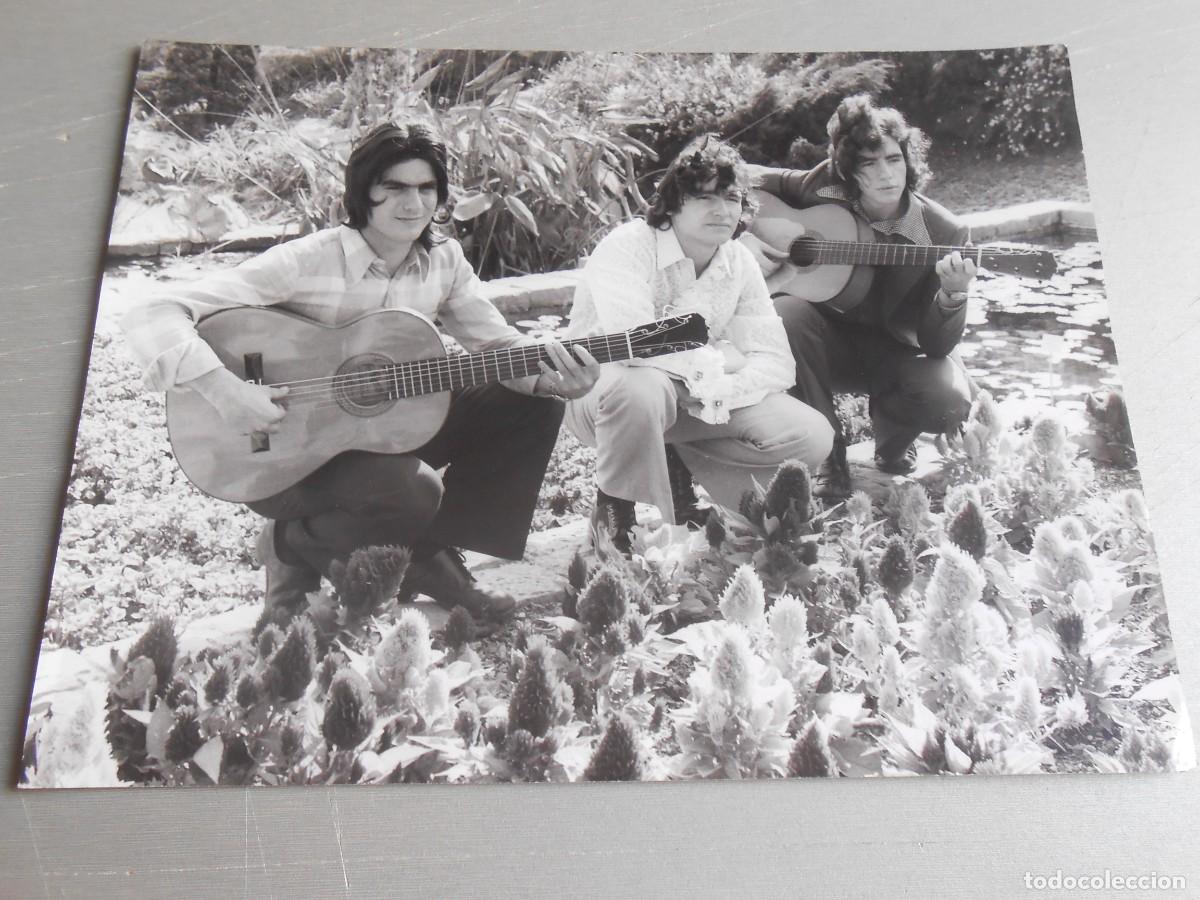 Photos de Chanteurs et Chanteuses: FOTO de - RUMBA TRES - de 24 x 18 cms.