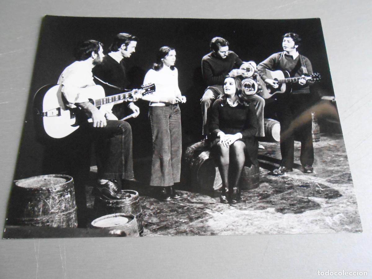 Photos de Chanteurs et Chanteuses: FOTO de - NUESTRO PEQUE&Ntilde;O MUNDO - de 24 x 18 cms.
