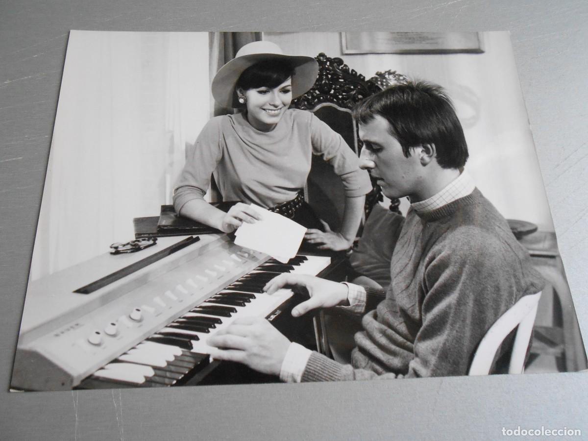 Photos de Chanteurs et Chanteuses: FOTO de - MICKY - de 24 x 18 cms.