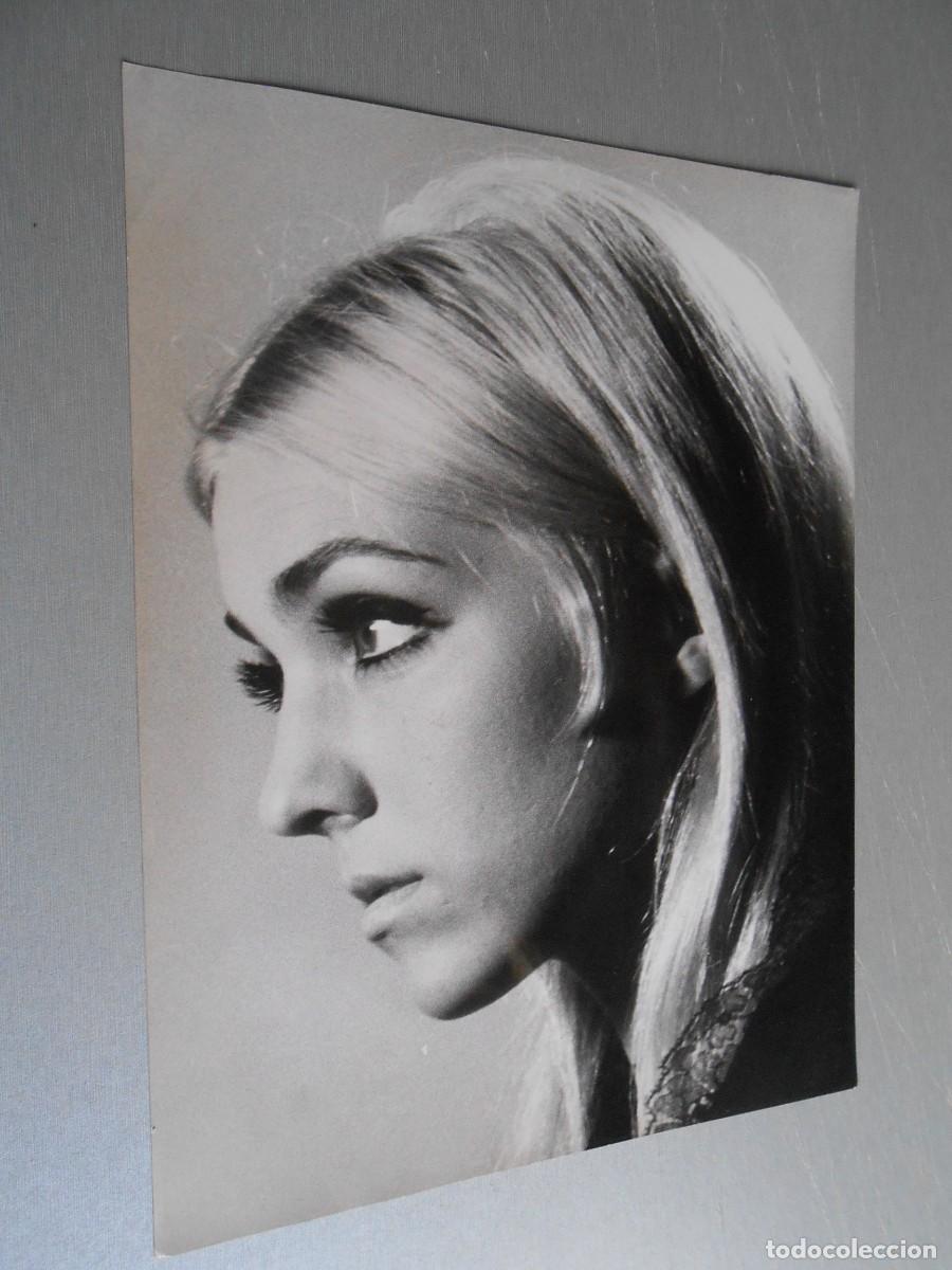 Fotos de Cantantes: FOTO de - VALERIE - 18 x 24 cms.
