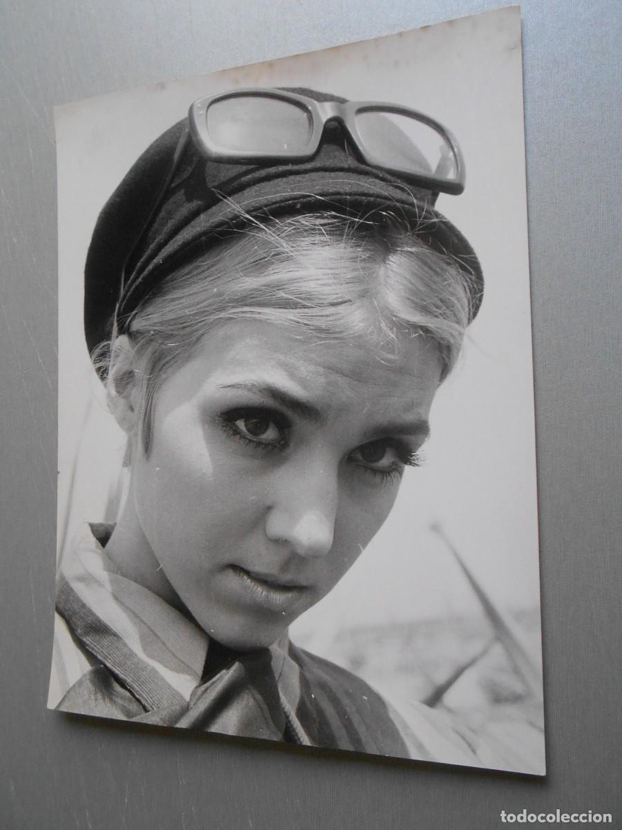 Fotos de Cantantes: FOTO de - VALERIE - 18 x 24 cms.