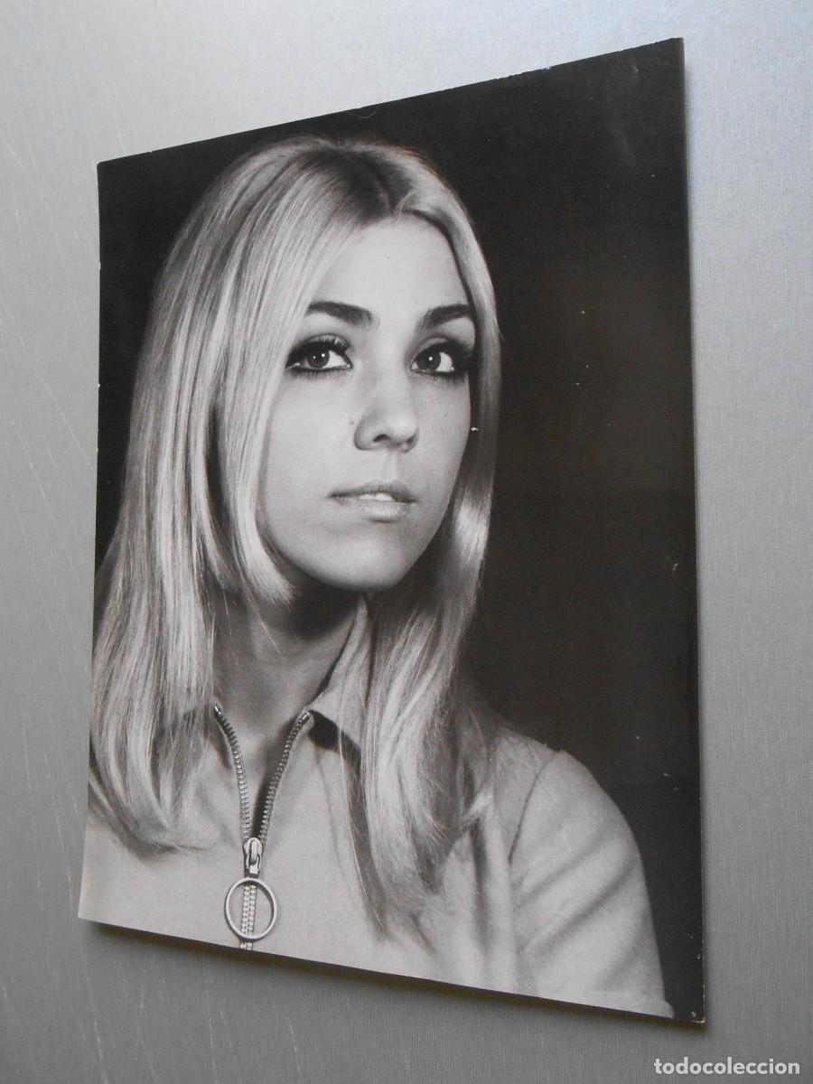 Fotos de Cantantes: FOTO de - VALERIE - 18 x 24 cms.