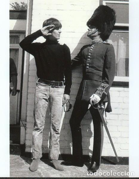 Fotos de Cantantes: THE BEATLES: FOTO GEORGE CON GUARDIA(SPINETTI) EN HELP!!- REPRO FOTO COLECCIONISTAS