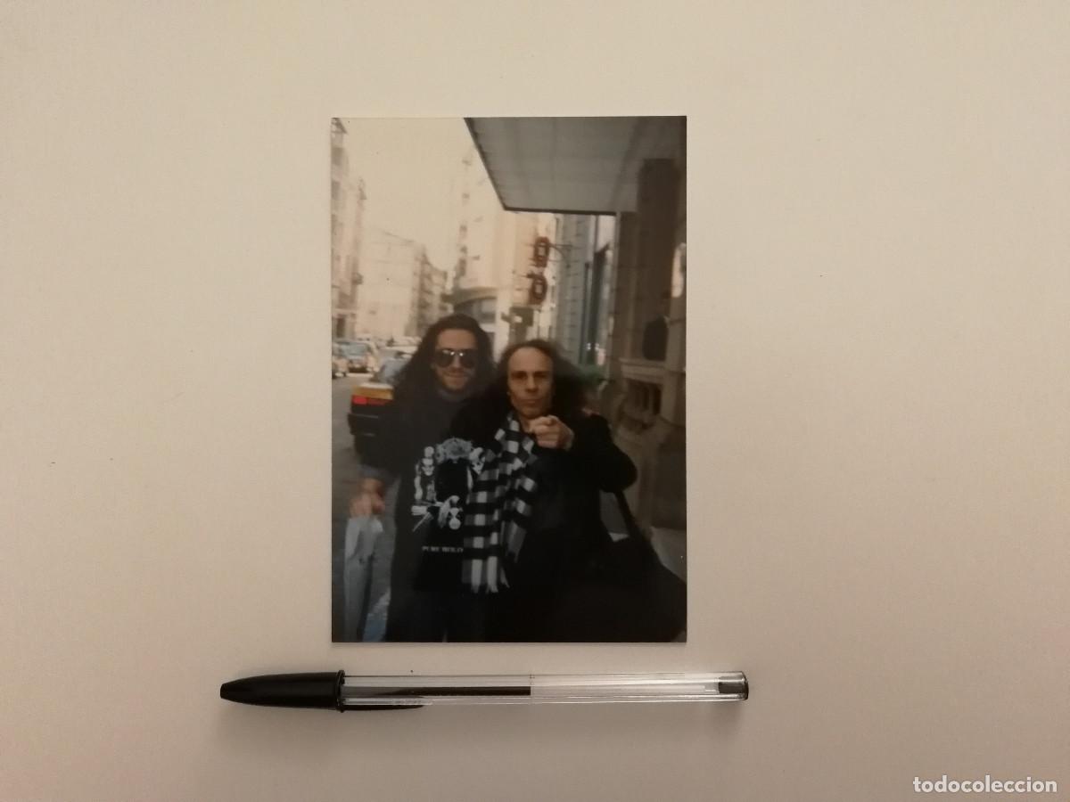 Fotos de Cantantes: ANTIGUA FOTO A&Ntilde;O 1996 -10*15- RONNIE JAMES DIO CON FAN - BARCELONA GIRA Angry Machines - HEAVY METAL