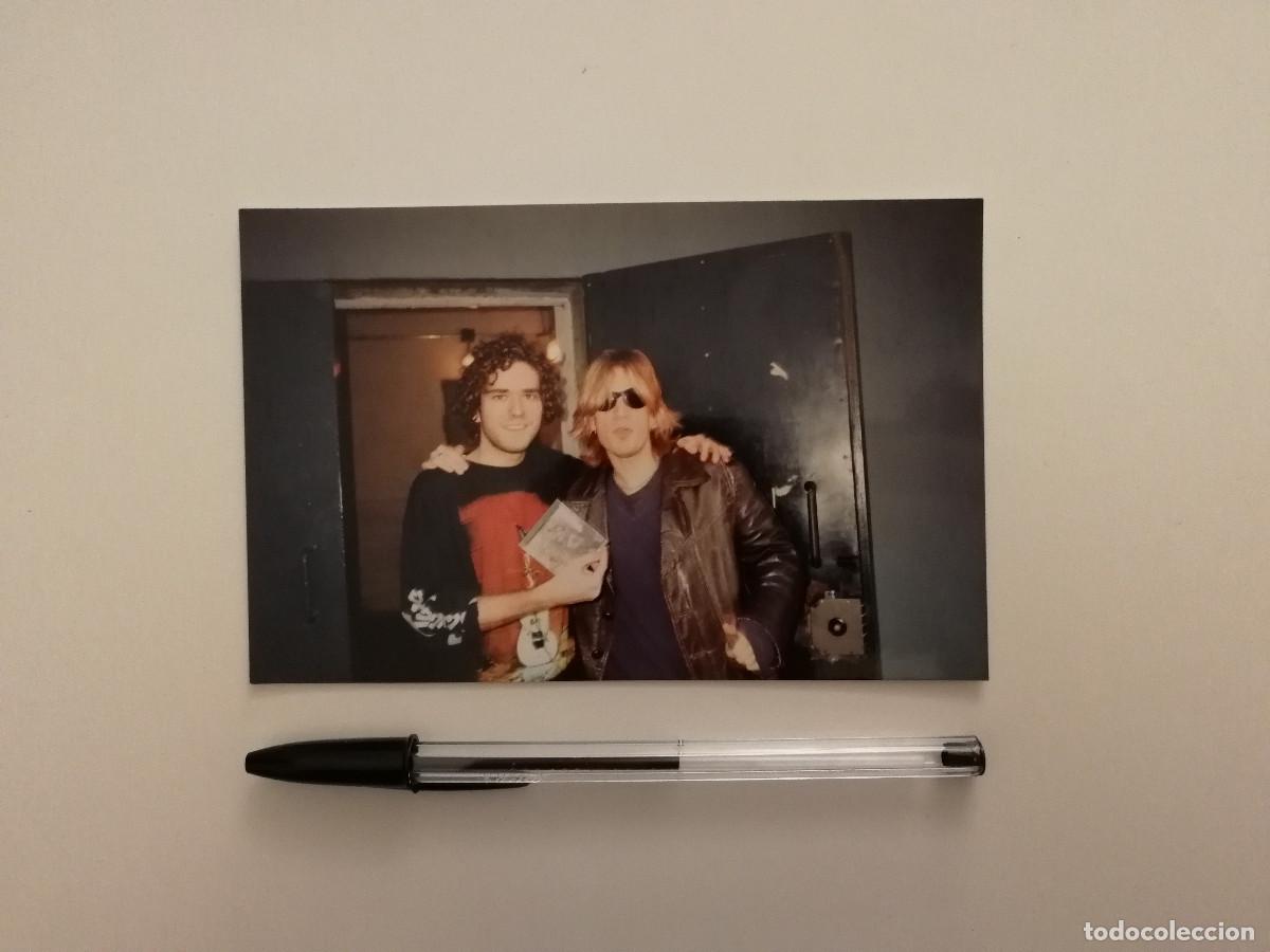 Fotos de Cantantes: ANTIGUA FOTO A&Ntilde;O 1997 -10*15- BATERIA DANGER DANGER CON FAN - BARCELONA GIRA - HEAVY METAL