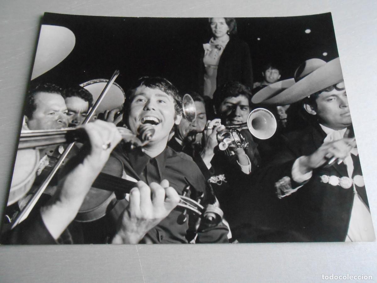 Fotos de Cantantes: FOTO de - RAPHAEL - de 24 x 18 cms.