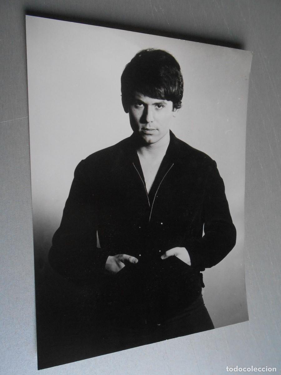 Photos de Chanteurs et Chanteuses: FOTO de - RAPHAEL - de 18 x 24 cms.