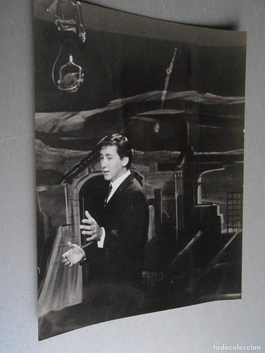 Fotos de Cantantes: FOTO de - LUIS AGUIL&Eacute; - de 18 x 24 cms.