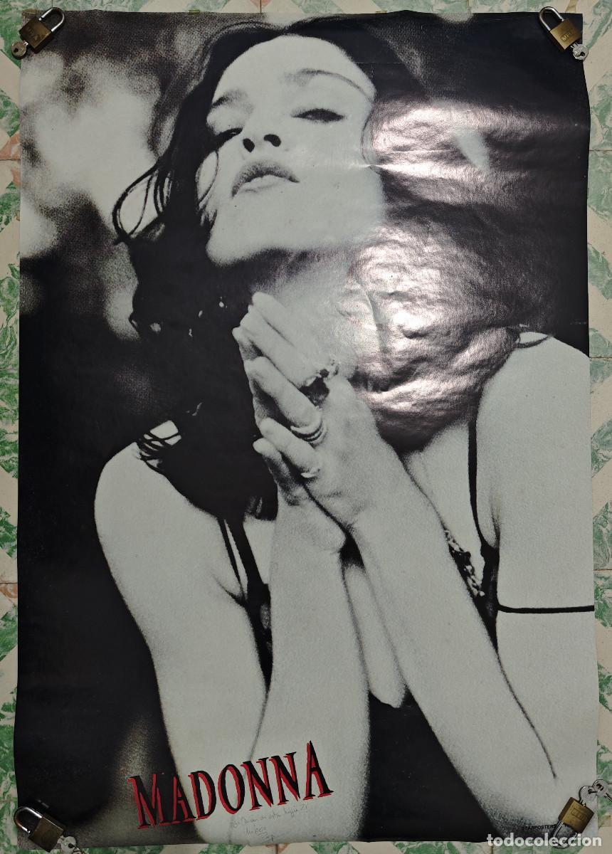 Fotos de Cantantes: POSTER MADONNA POSANDO EN LIKE A PLAYER (a&ntilde;os 80) 98 x 67,5 cm.