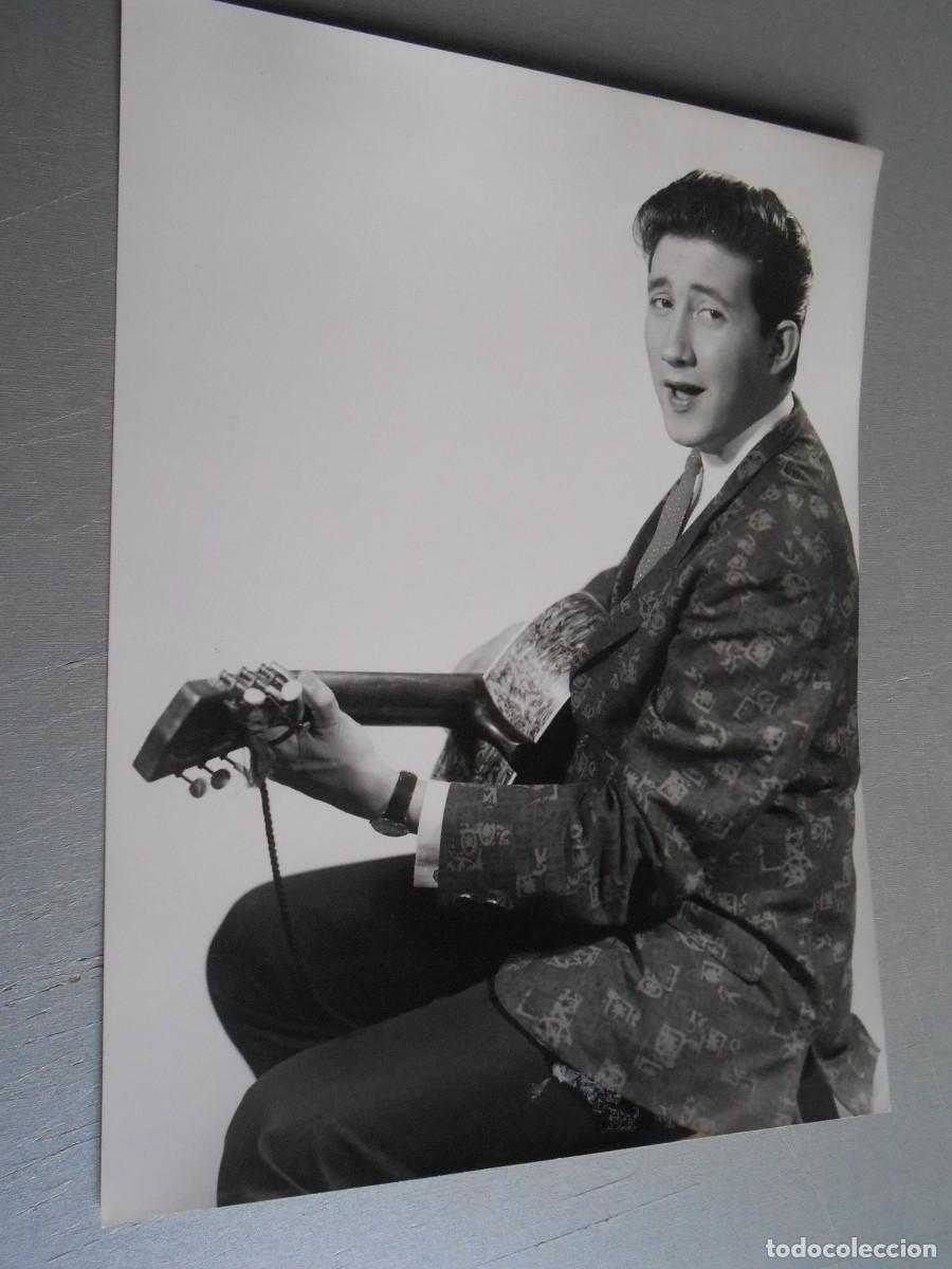 Fotos de Cantantes: FOTO de - LUIS AGUIL&Eacute; - de 18 x 24 cms.