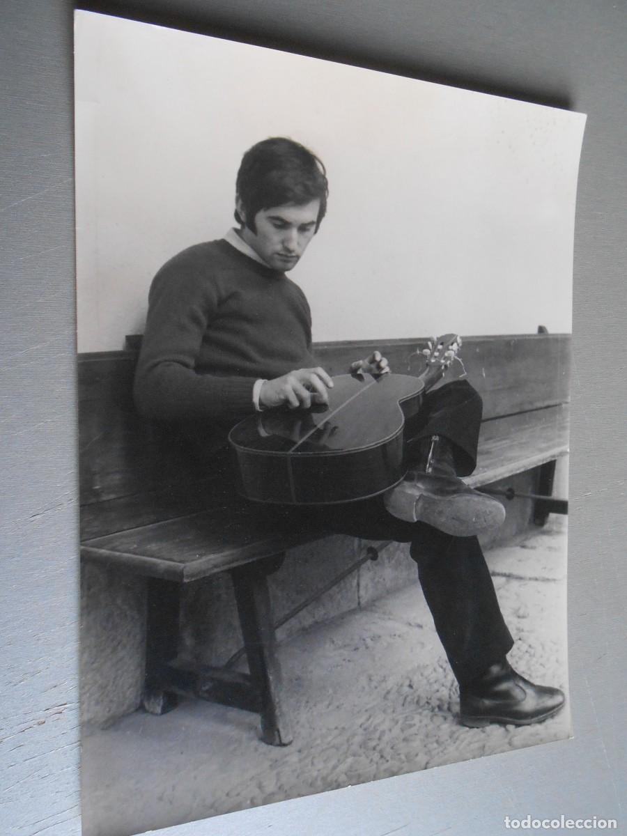 Fotos de Cantantes: FOTO de - VICTOR MANUEL - de 18 x 24 cms.
