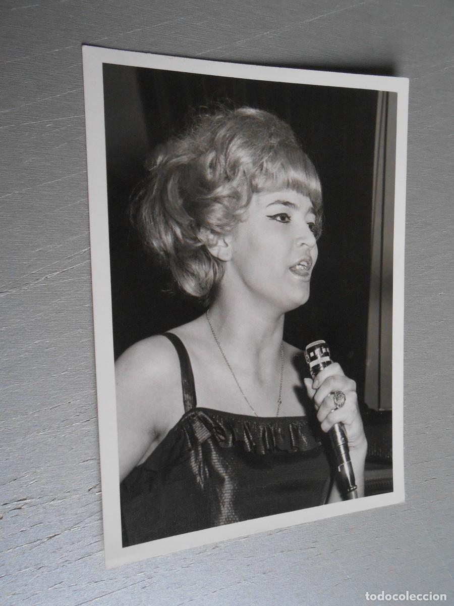Fotos de Cantantes: FOTO de - BETINA - de 10,5 x 14,5 cms.