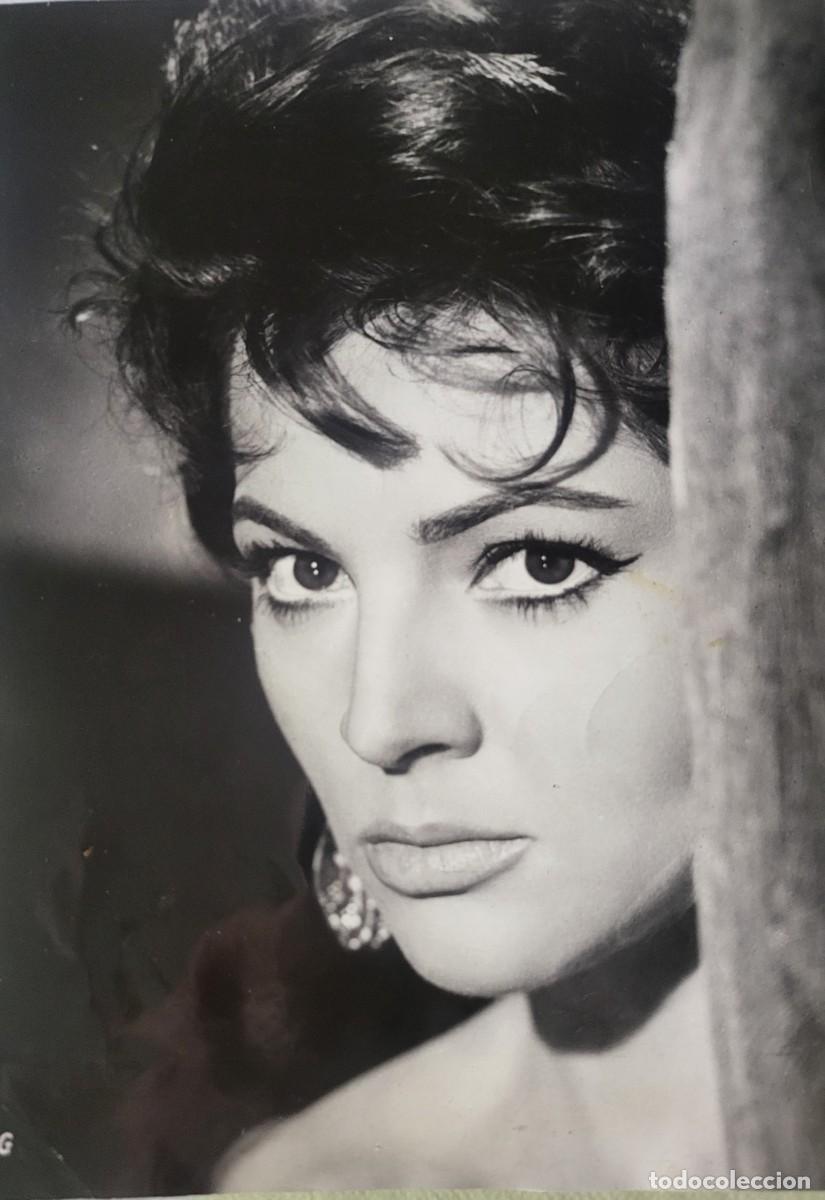 Photos de Chanteurs et Chanteuses: Sara Montiel fotograf&iacute;a de archivo de revista 17 X 23 ctms...
