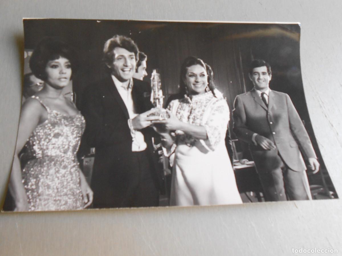 Fotos de cantantes: FOTO de - GUY MARDEL con LOLA FLORES y EL DUO DINAMICO - de 18 x 12 cms.