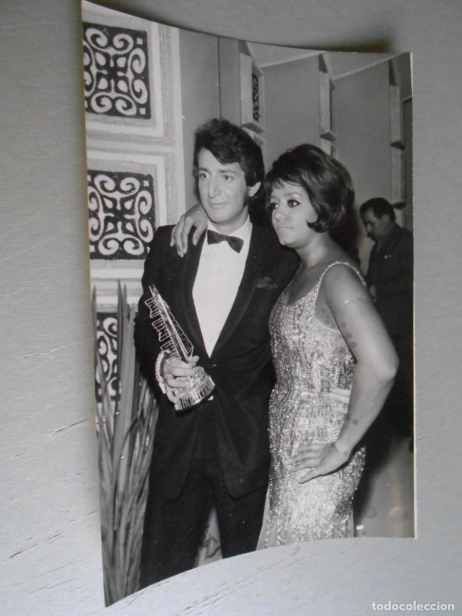 Photos de Chanteurs et Chanteuses: FOTO de - GUY MARDEL acompa&ntilde;ado - de 12 x 18 cms.