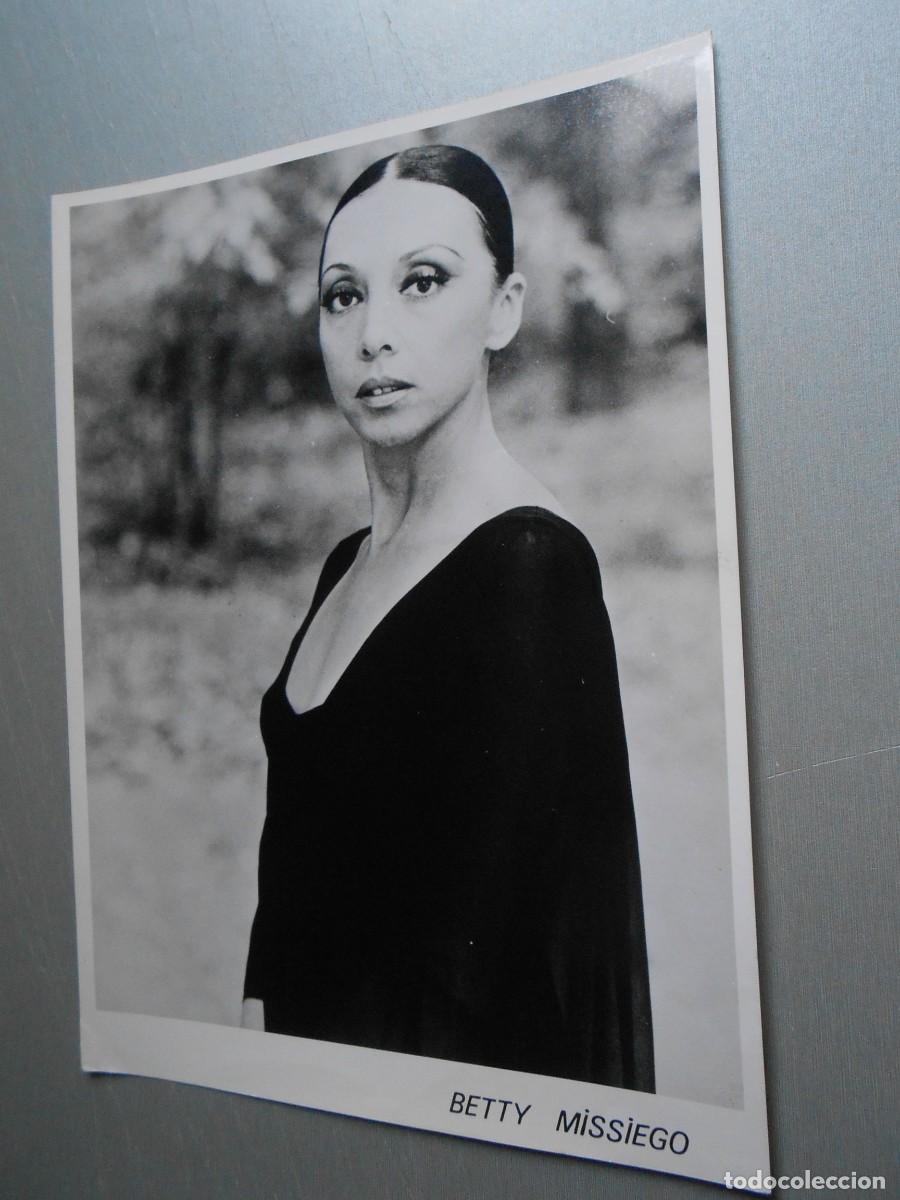 Fotos de cantantes: FOTO de - BETTY MISSIEGO - de 18 x 24 cms.