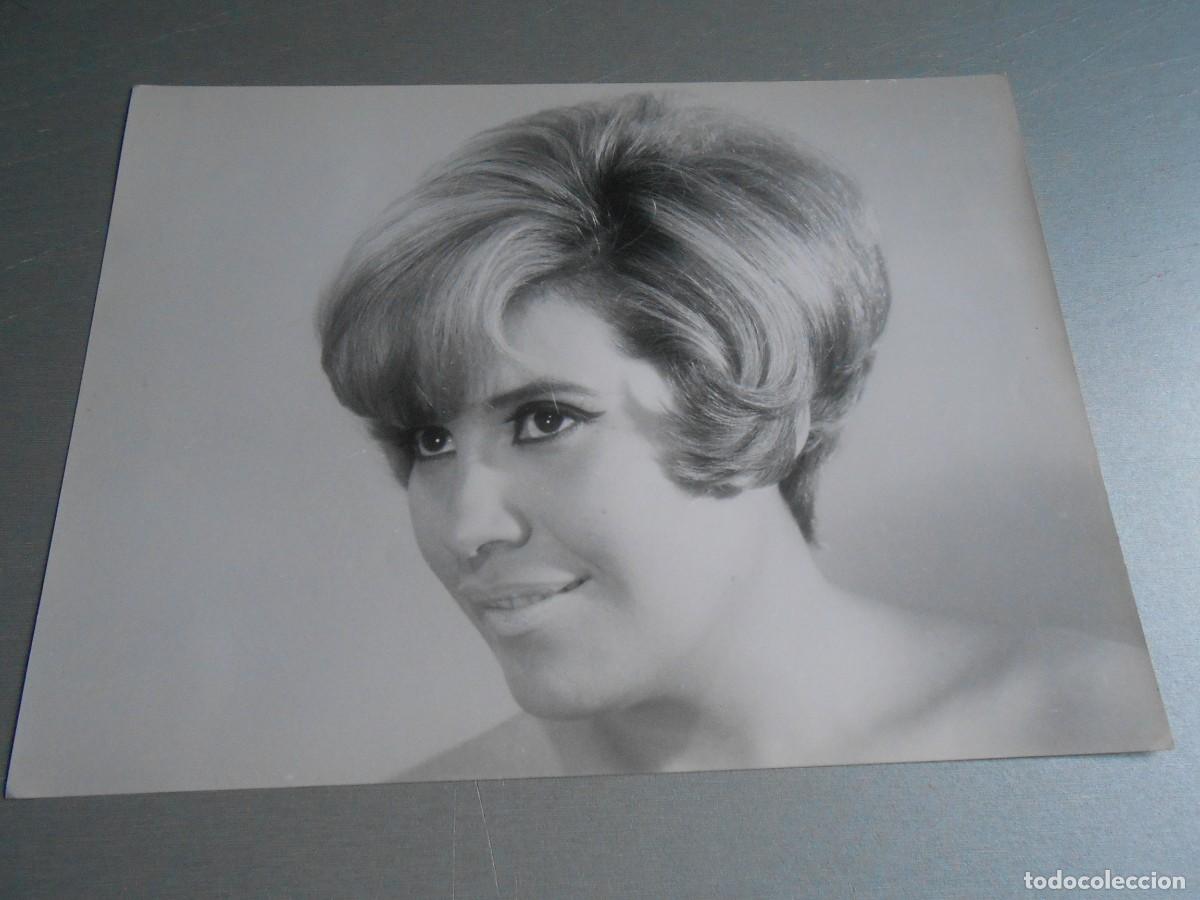 Fotos de cantantes: FOTO de - MONNA BELL (Chilena) - de 24 x 18 cms.