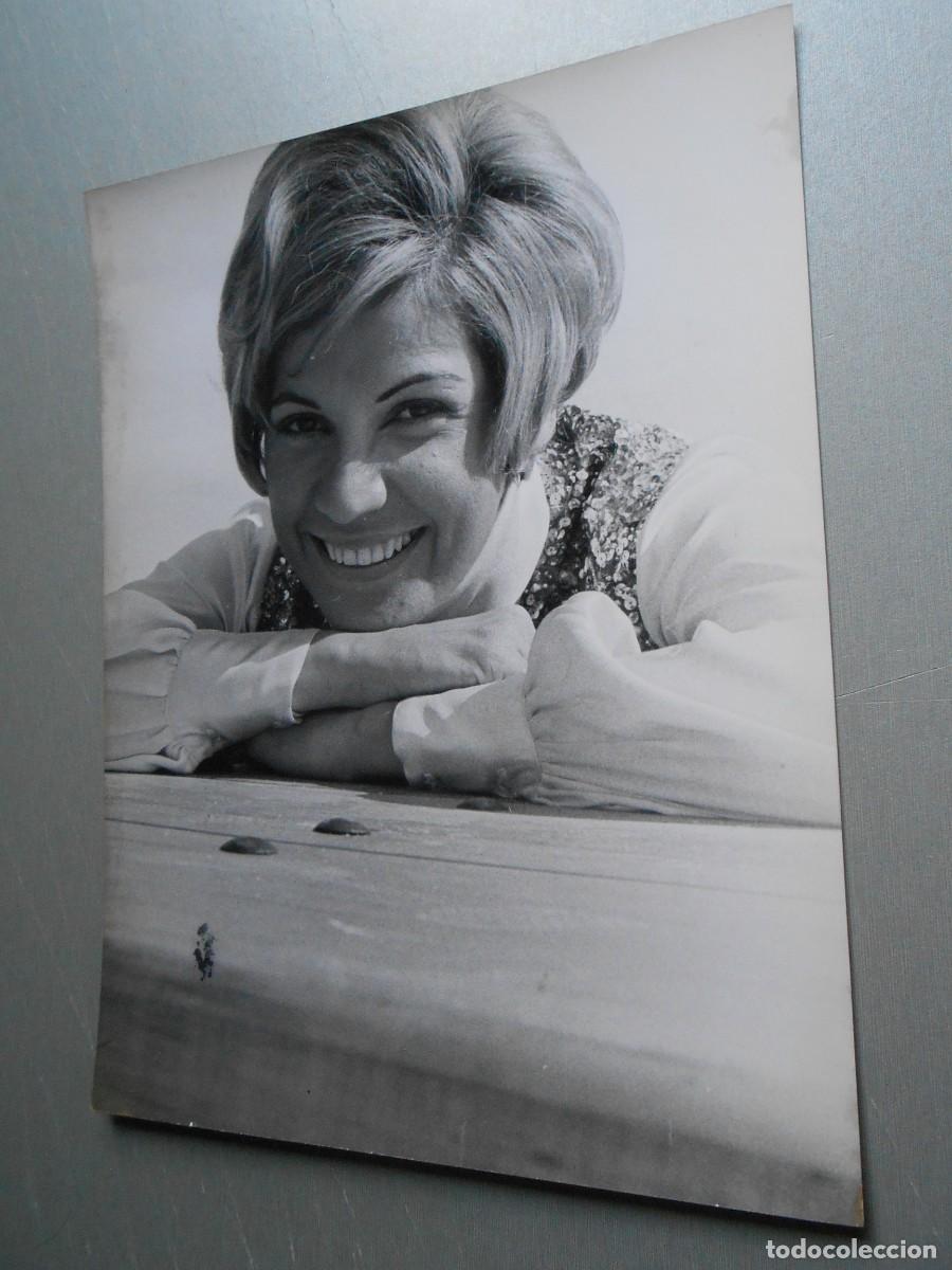 Fotos de cantantes: FOTO de - MONNA BELL (Chilena) - de 18 x 24 cms.
