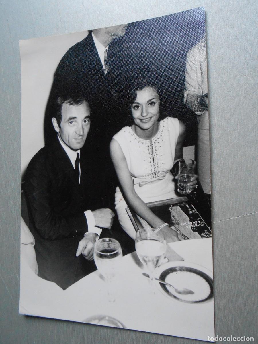 Fotos de cantantes: FOTO de - Charles AZNAVOUR con MARIA DOLORES - de 12 x 18 cms.