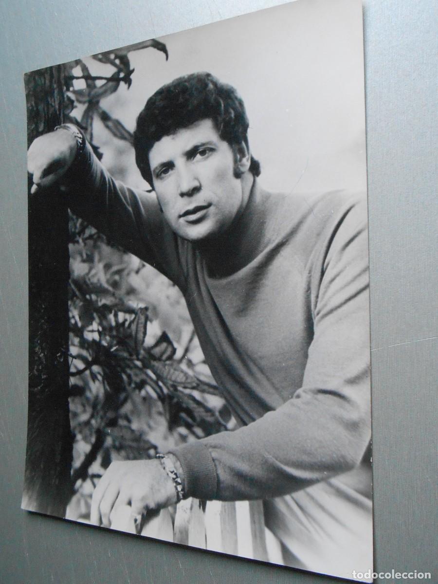 Photos de Chanteurs et Chanteuses: FOTO de - TOM JONES - de 18 x 24 cms.