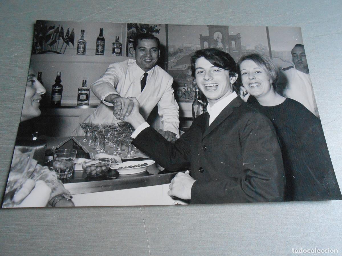 Photos de Chanteurs et Chanteuses: FOTO de - HERVE VILARD - de 18 x 12 cms.
