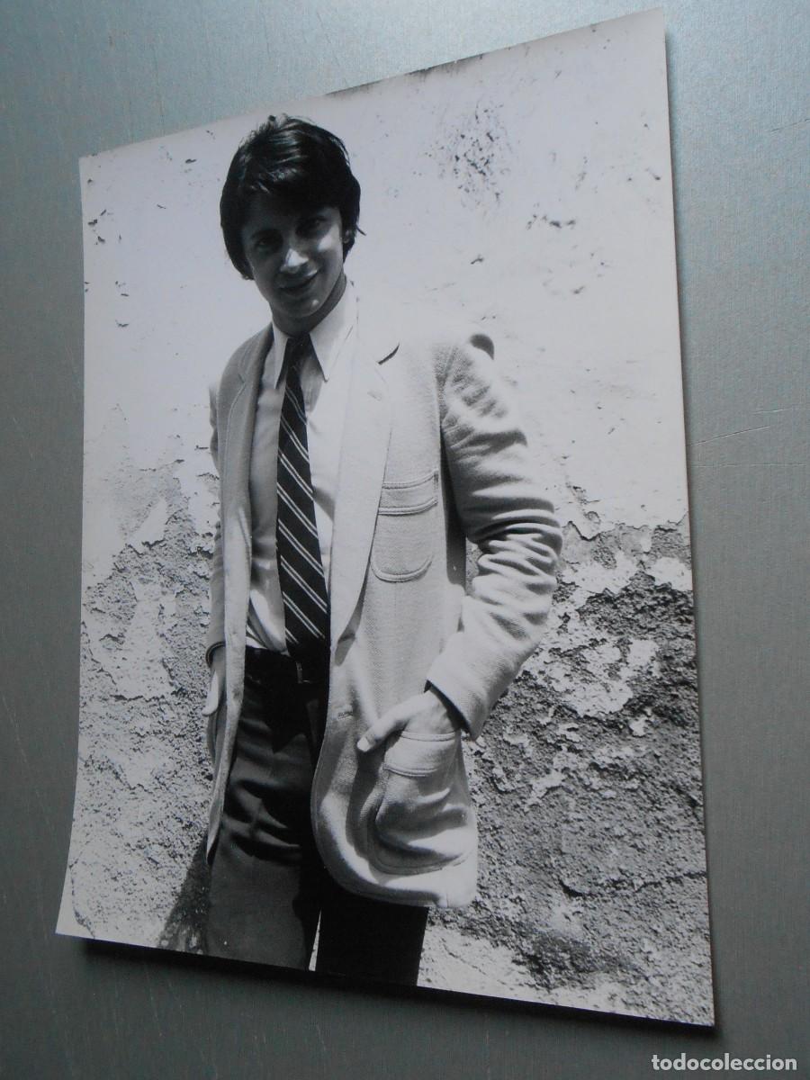 Photos de Chanteurs et Chanteuses: FOTO de - HERVE VILARD - de 18 x 24 cms.