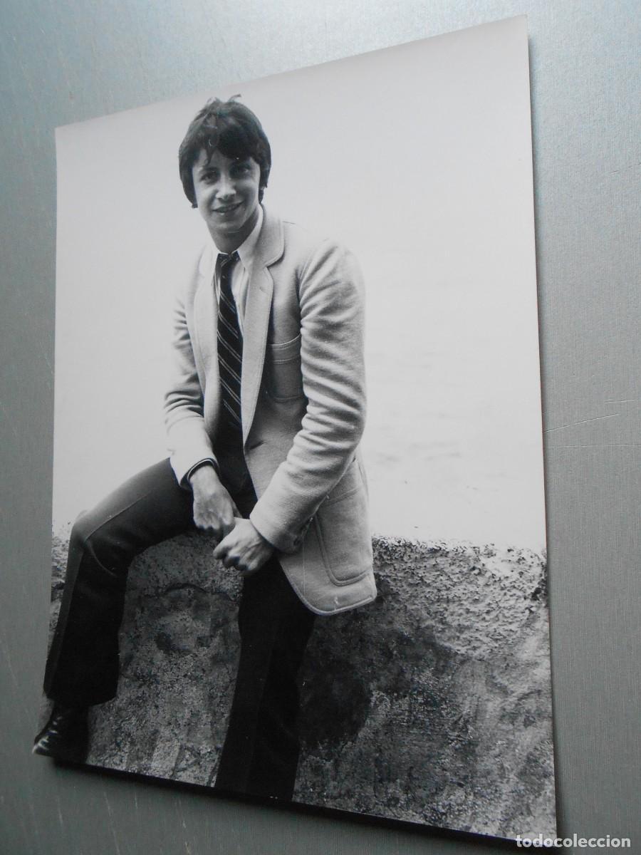 Photos de Chanteurs et Chanteuses: FOTO de - HERVE VILARD - de 18 x 24 cms.