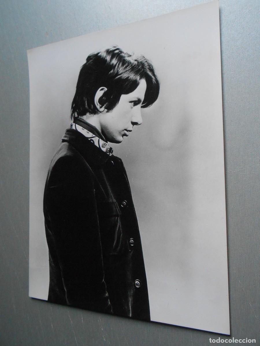 Photos de Chanteurs et Chanteuses: FOTO de - HERVE VILARD - de 18 x 24 cms.