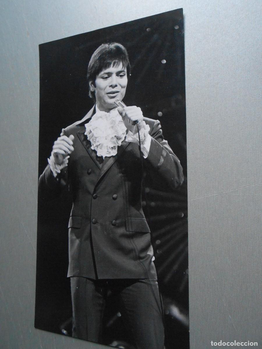 Photos de Chanteurs et Chanteuses: FOTO de - CLIFF RICHARD - de 12,5 x 23,5 cms.